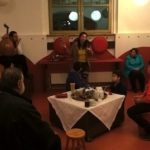 معا هنا, juntos aquí , gemeinsam hier